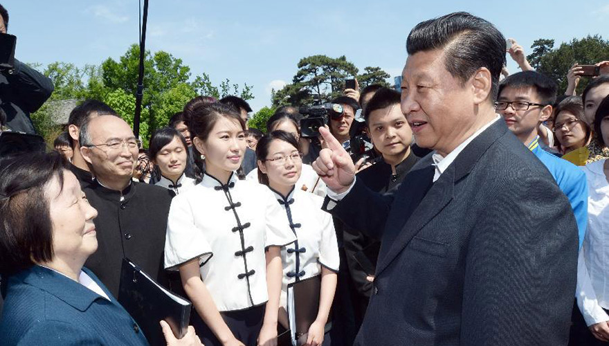2014年5月4日,习近平在校园观看北大师生纪念五四运动95周年青春诗会时同朗诵者亲切交谈。.jpg